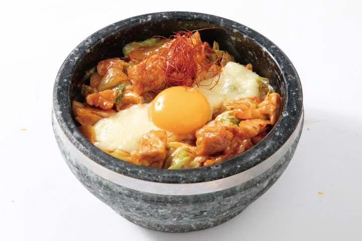 あつあつ 月見チーズタッカルビの石焼ビビンバ