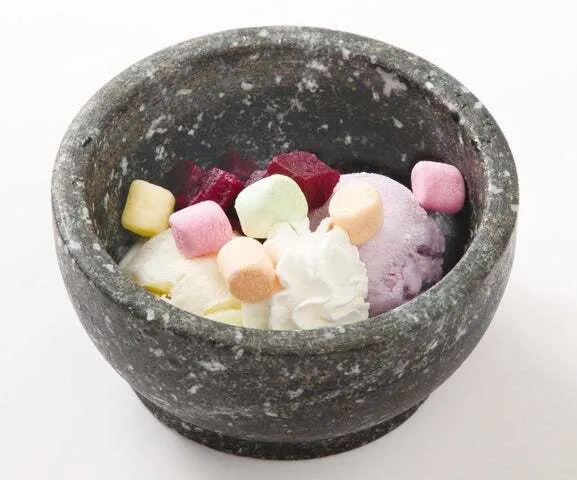 紫芋を使った「秋を感じる コグマストーンアイス」