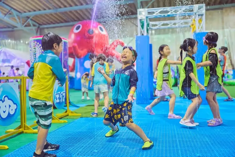 水遊びで大はしゃぎ