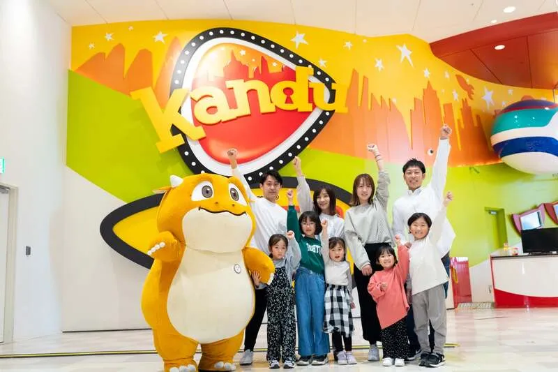 真剣に仕事体験に挑戦する子供