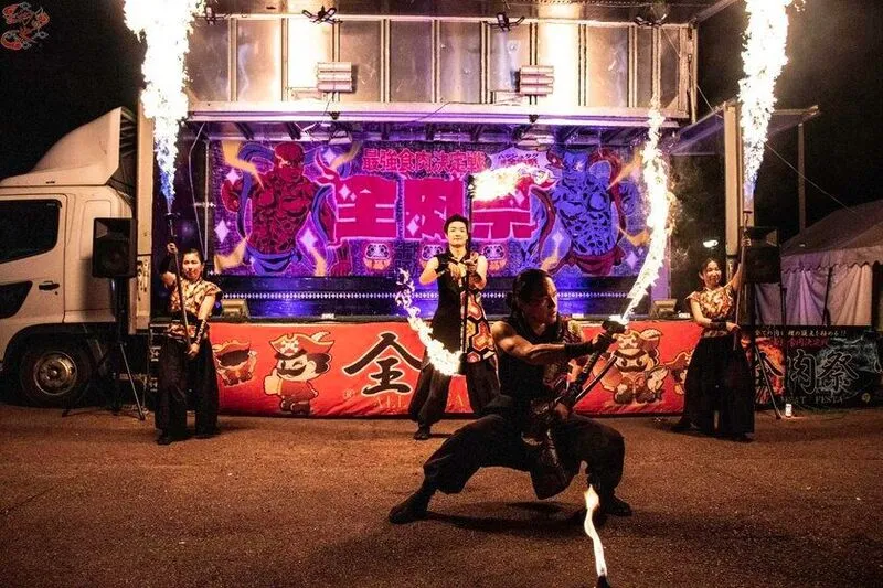夜の会場で行われるファイヤーパフォーマンスの様子