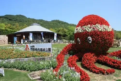 色鮮やかな花でつくられたタコの立体花壇