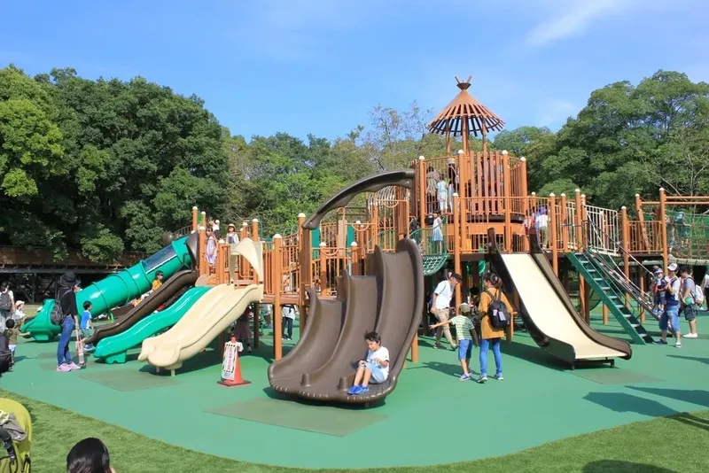 子供たちが思いきり遊べる大型遊具も充実
