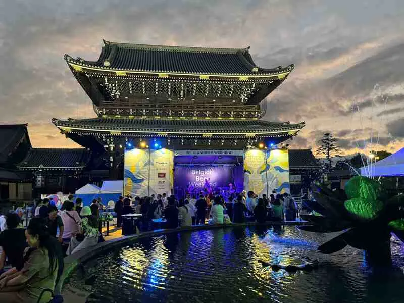 昨年の会場の様子 ライトアップされた東本願寺前の素敵な空間
