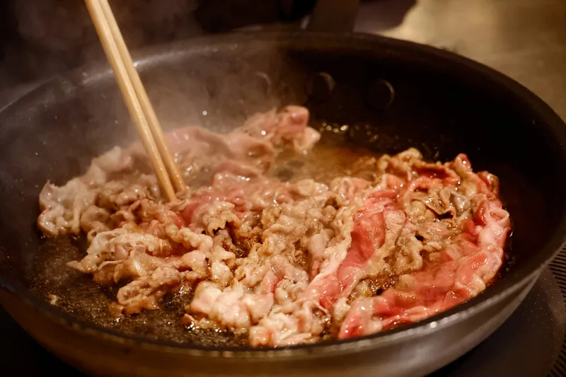 牛肉を焼いてから野菜とあわせ、関西風で提供する「すき焼き」