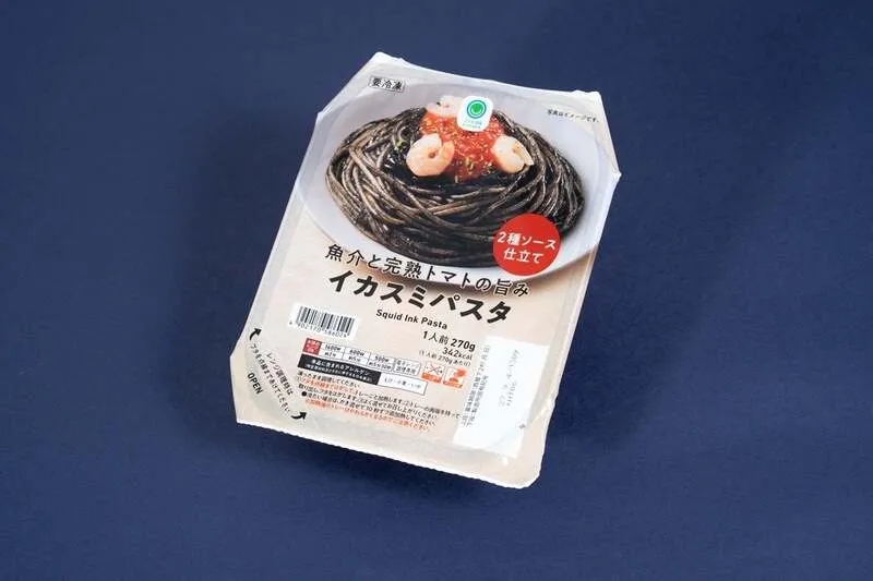 ファミマル「魚介と完熟トマトの旨み イカスミパスタ」