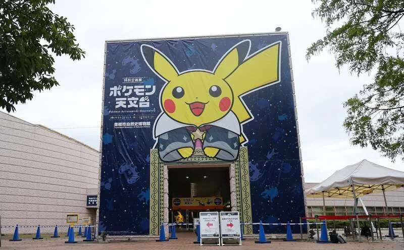 屋外にも大きな「ピカチュウ」が