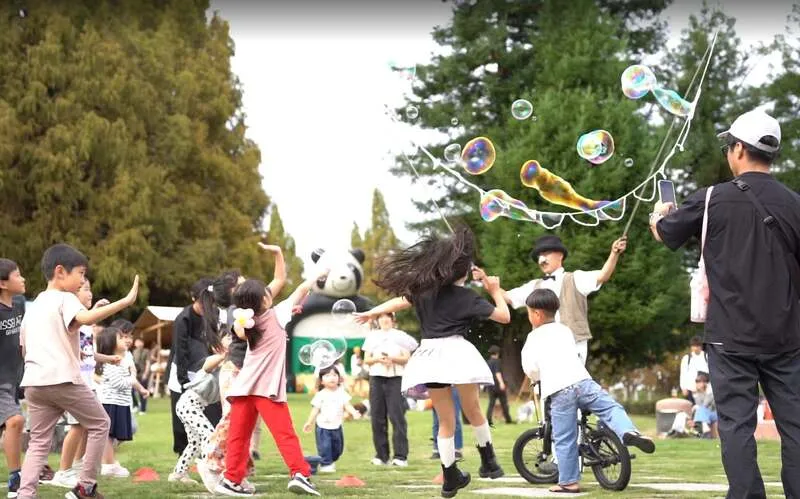 UUUU.FES.2025の様子 大道芸ちゅげさんのパフォーマンスを楽しむ子ども達