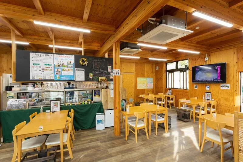 木のぬくもりを感じるフルーツパーラーの店内/全70席