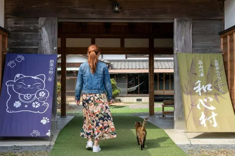 猫と一緒に長屋門を歩く、和心村での「猫治」のひととき