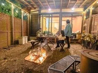 客室に隣接するアウトドアスペースで焚き火を囲む夜