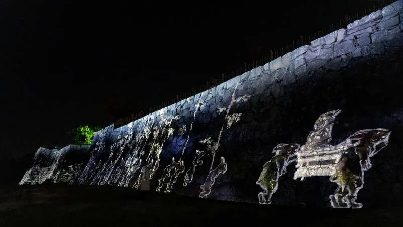 teamLab《Walk, Walk, Walk - Fukuoka Castle Ruins》(過去の展示風景)