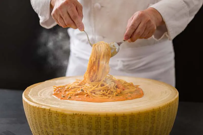 蟹のトマトパスタ チーズケース仕立て