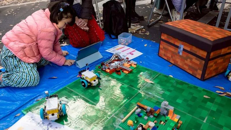 マインクラフトの世界観の中でレゴロボットをプログラミングで動かす体験ワークショップ(第14回キテキテ府中マルシェ出店時の様子)