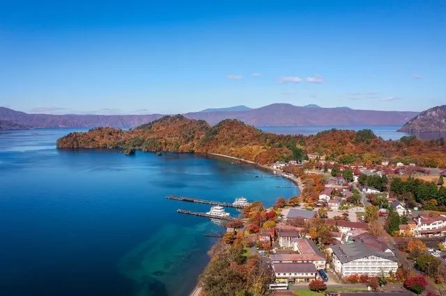 【紅葉・見ごろ】十和田湖(写真提供:十和田奥入瀬観光機構/撮影:小山田邦哉)