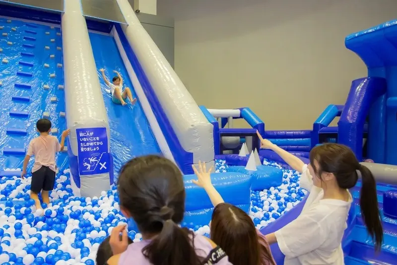 子供から大人まで楽しめる室内アクティビティエリアもあります!