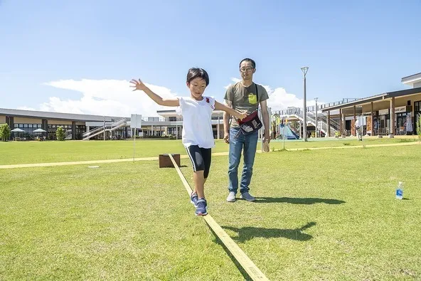 遊具やスラックラインが楽しめる芝生広場