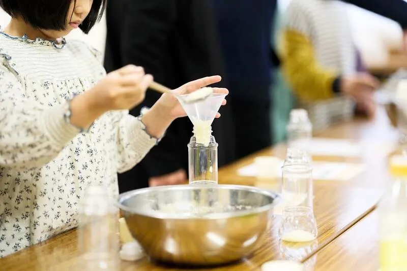 お酢メーカーのレシピでドレッシング作りを学ぶ様子(2025年)
