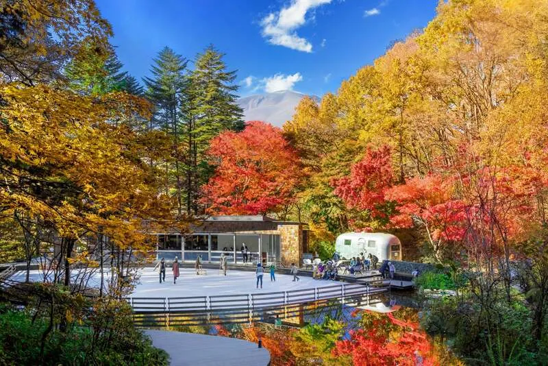 美しい軽井沢の紅葉を眺めながらスケートが楽しめる