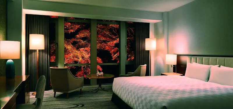 村野藤吾建築と秋の紅葉景色