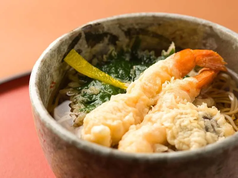 海老天そば 2,200円(税込・サービス料込み)