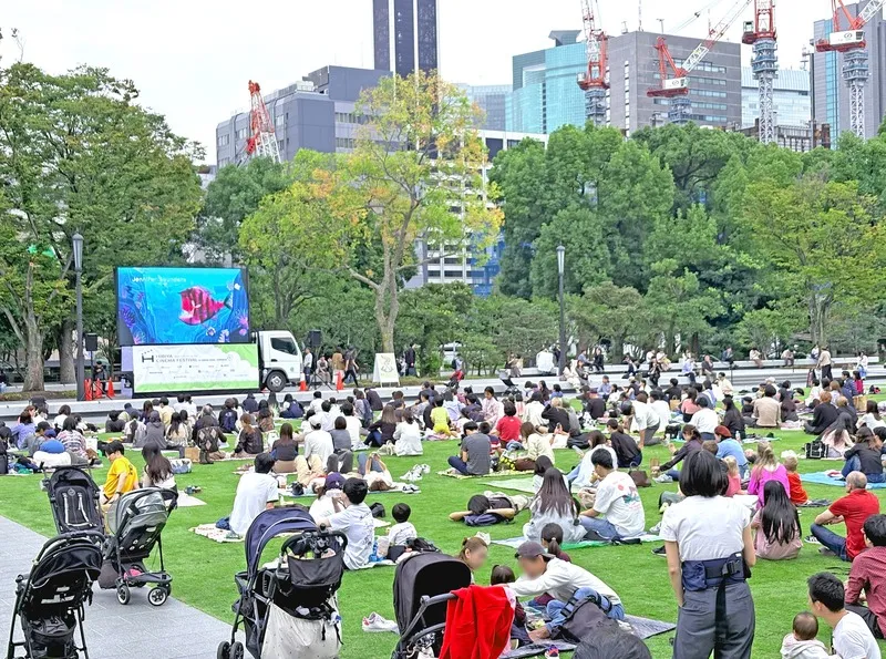 「日比谷公園」では、開放感あふれる芝生の上で映画を満喫できます!