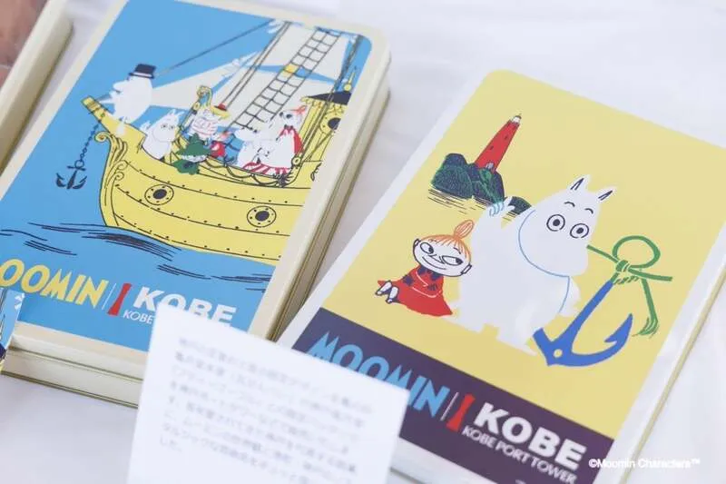 ムーミンのイラストが描かれた神戸瓦せんべい