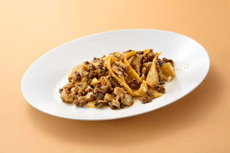 LEONE MARCIANO「パッパルデッレきのこ入り鹿肉のラグーソース」(ディナー限定)2,500円