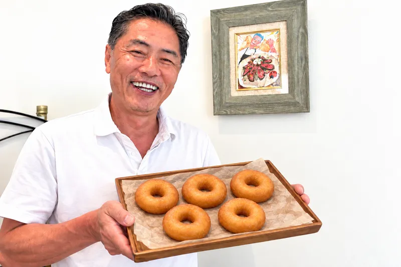 絵本作家さん作「ナチュラル特製ローストビーフとシェフ」の前で