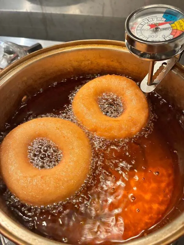 米油で揚がるケーキドーナツ。シンプルが一番難しい。