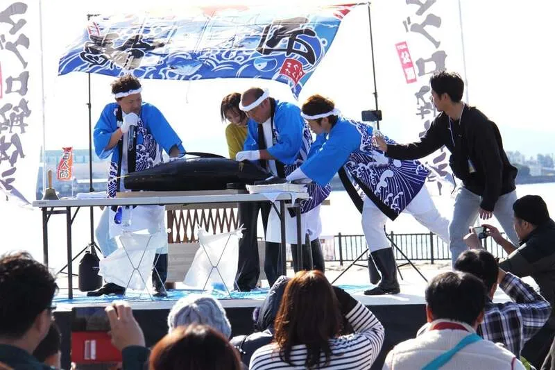 巨大マグロ解体ショー