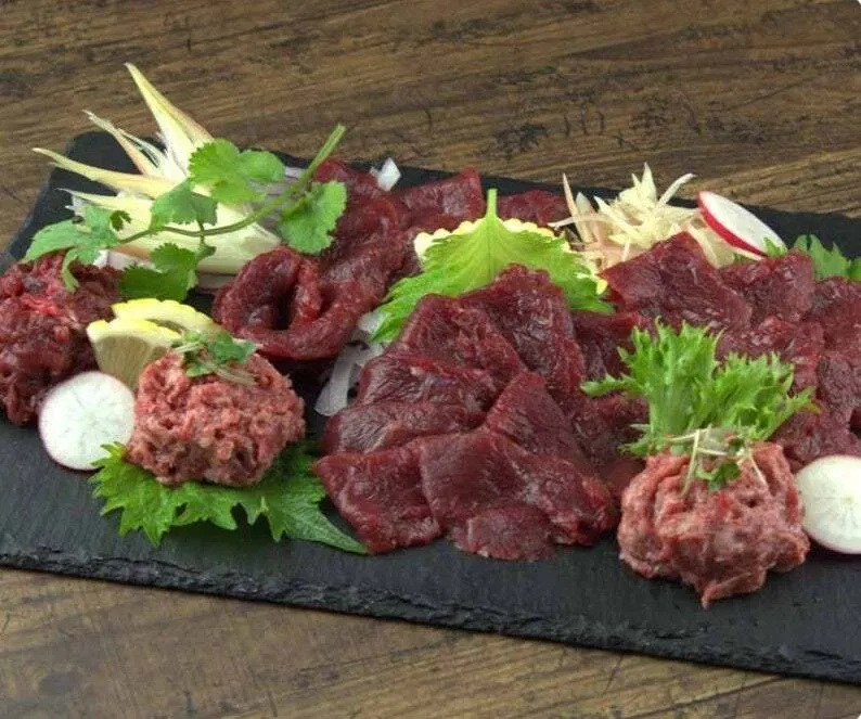 熊本・御船町「菅乃屋」鮮馬刺し国産馬刺し3種スライスセット(1パック)4,212円