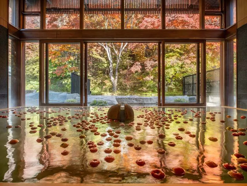 りんごの香りに包まれるトンボの湯の内湯