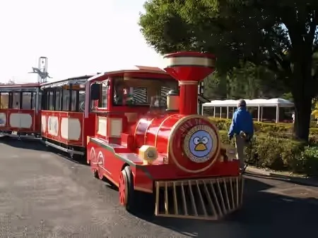 園内を走る汽車型のバス「彩ポッポ」