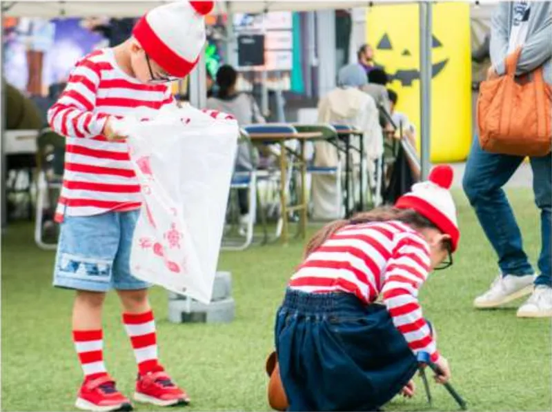 過去開催時の「まちなかクリーン大作戦」に参加する子供たち。参加した子供にはお菓子などの景品をプレゼント