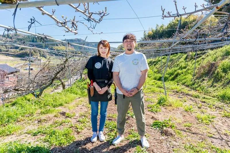 「FRUITS GARDEN 虹色」の吉村郁哉さん・沙織さん。氷川町で120年続く農家の5代目