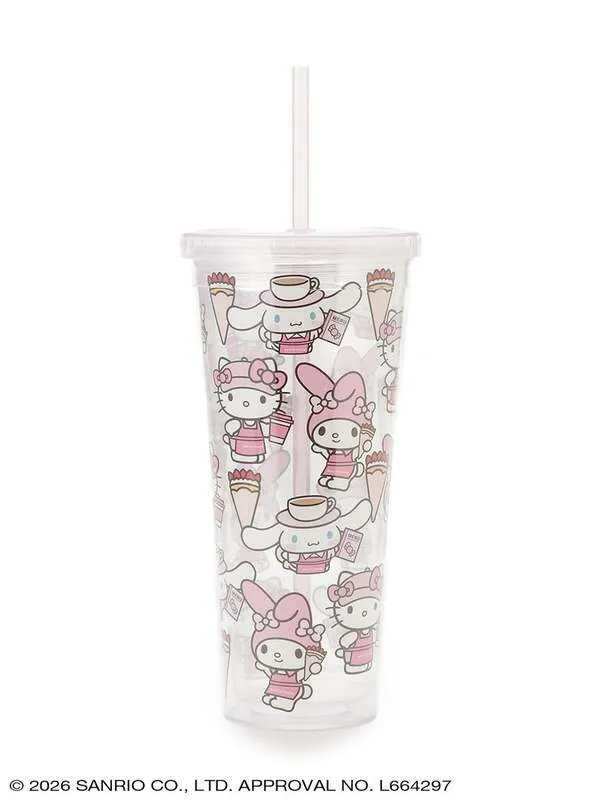 カフェスタッフ姿のキャラクターをデザインしたクリアタンブラーや缶バッジなどのオリジナルグッズ