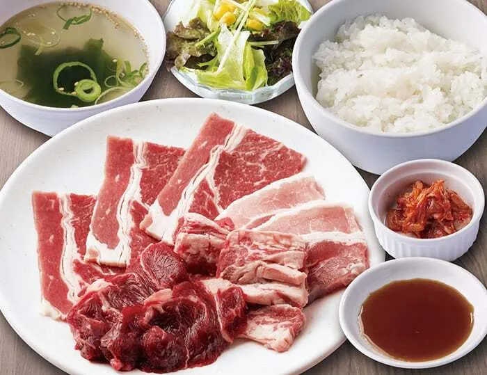 得々“4種盛り”焼肉定食(お肉普通盛160g:1,190円、お肉大盛り300g:1,490円)
