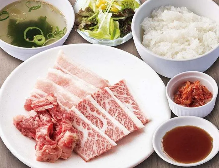 特選“3種盛り”焼肉定食(お肉普通盛160g:1,490円、お肉大盛り220g:1,890円)