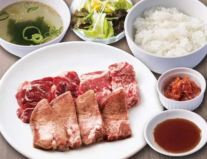 熟成タンとカルビ焼肉定食(お肉普通盛140g:1,490円、お肉大盛り200g:1,890円)