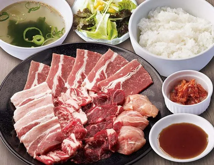 メガ“5種盛り”焼肉定食(お肉メガ盛り400g:1,890円)