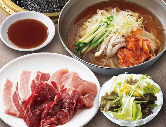 盛岡冷麺と焼肉定食(お肉普通盛120g:1,290円、お肉大盛り200g:1,590円)