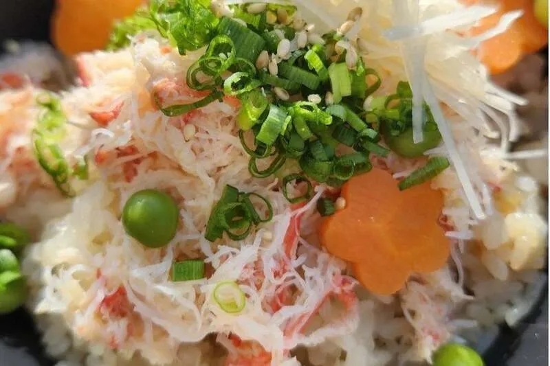 蟹をぜいたくに使った「蟹釜めし」