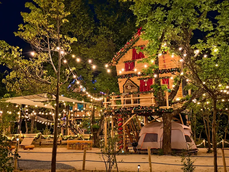 イルミネーションに彩られたTREE HOTEL NIKKA 菰野のツリーハウス