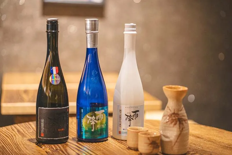 SAKE Kura Hotel川崎宿(菊勇(きくゆう)雨降大山純米酒 1杯/500円、雨降(ah-ri)成 1杯/1,500円)