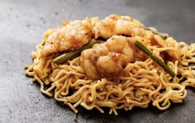 まんぷくキッチン(ホルモン焼きそば 850円)