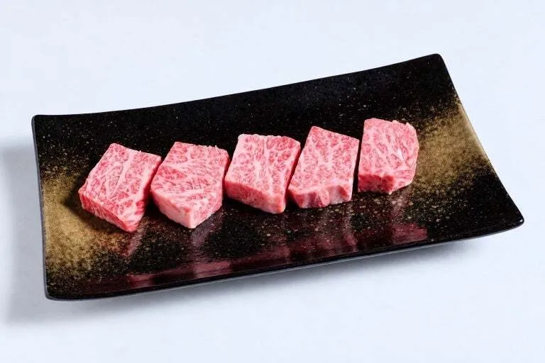 自慢の逸品 黒毛和牛ザブトン特選 カルビ790円(税込869円)