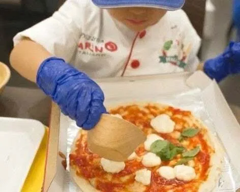 できたてモッツァレラチーズでつくる、自分だけのピッツァ作りは、マリノだからできる貴重な体験。