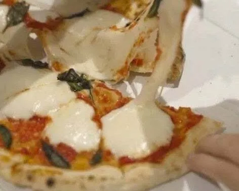 完成したピッツァは、各イオンモールの「マリノ」で職人が焼き上げます。