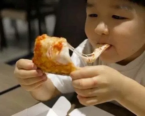 焼き立てピッツァと一緒にご家族で、レストランでの食事も楽しめます。